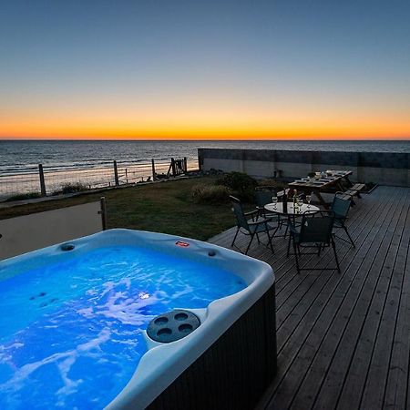 Sound Of The Sea, Beach Front Bungalow With Hot Tub, In Tywyn Ngoại thất bức ảnh