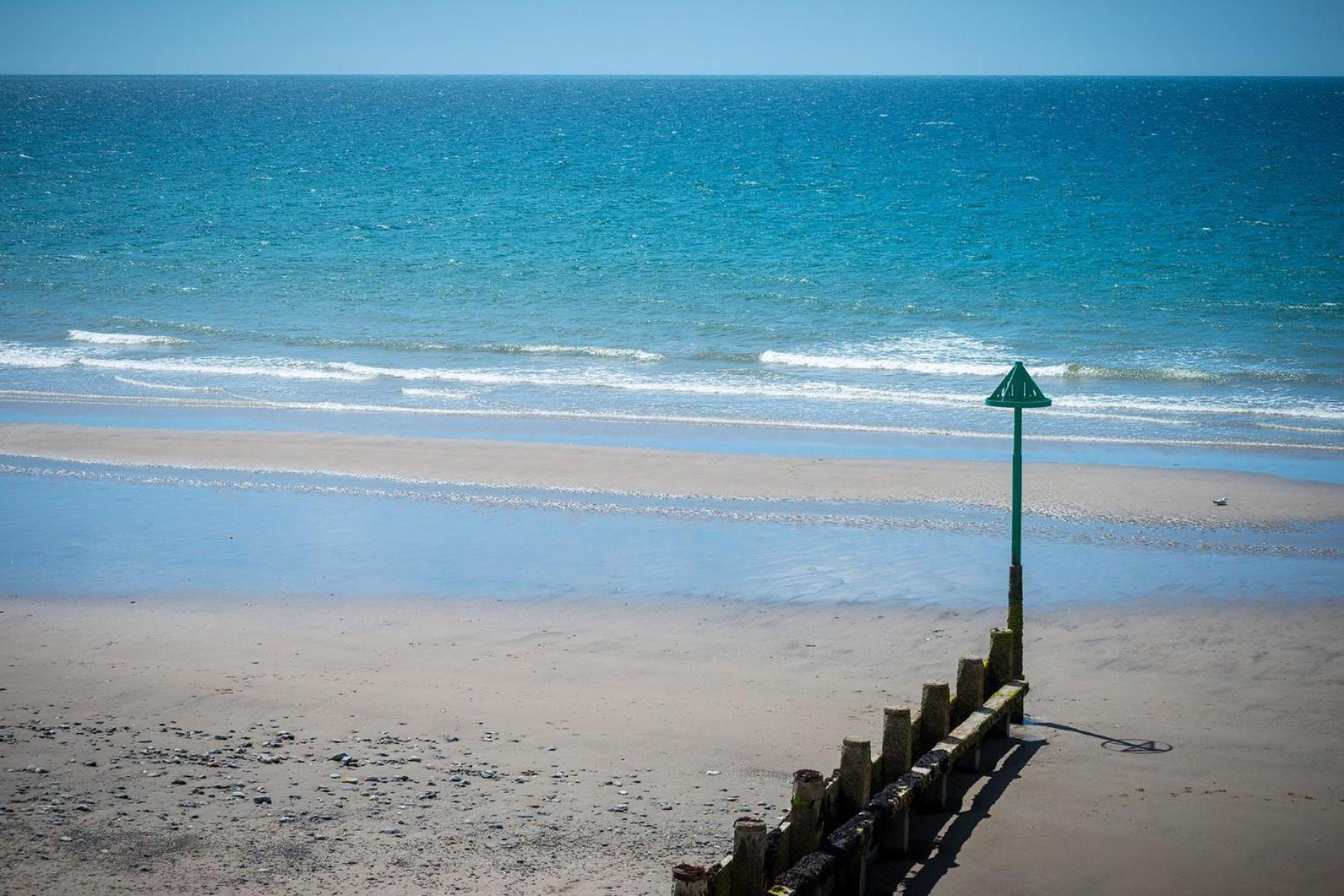 Sound Of The Sea, Beach Front Bungalow With Hot Tub, In Tywyn Ngoại thất bức ảnh